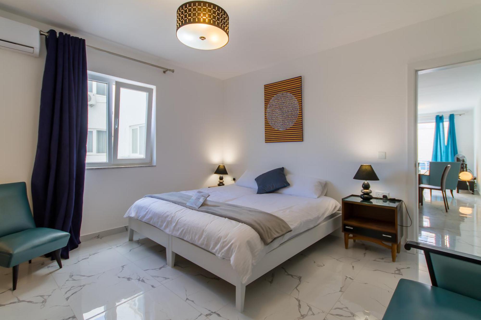 Sunny Penthouse Modern 2 Bdr - - Happy Apartment *