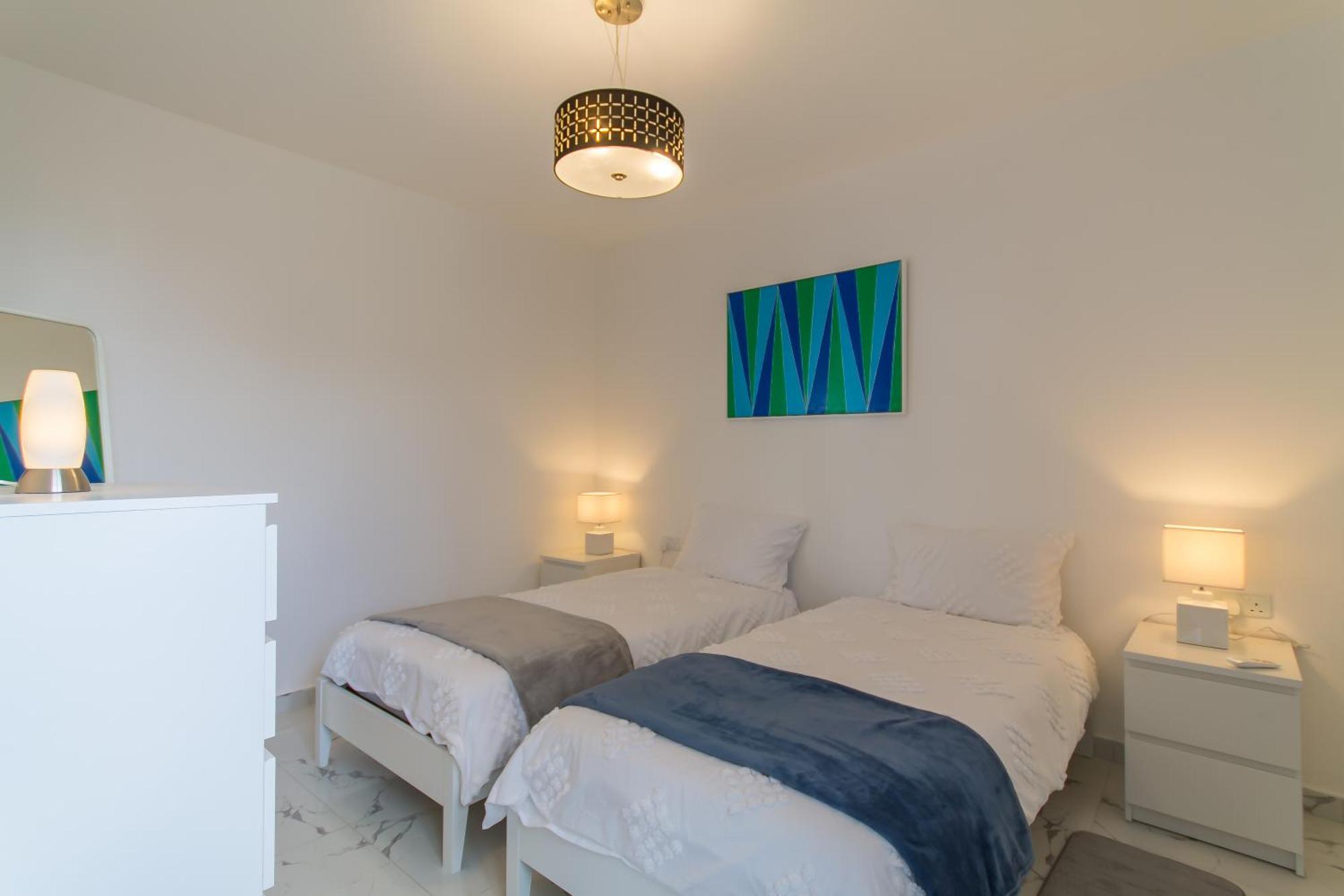 Apartment Sunny Penthouse Modern 2 Bdr - - Happy