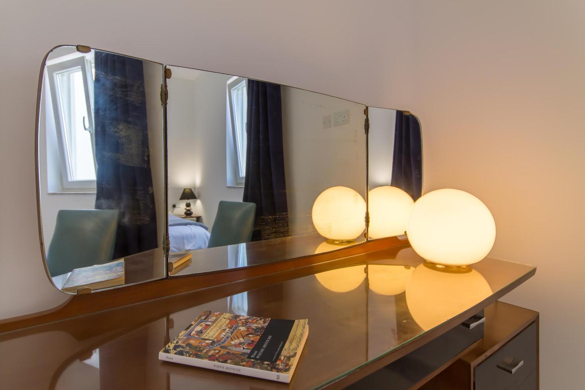 Sunny Penthouse Modern 2 Bdr - - Happy Apartment